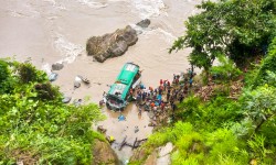 काठमाडौंबाट पोखरा जाँदै गरेको बस त्रिशुलीमा खस्यो , उद्दार जारी  